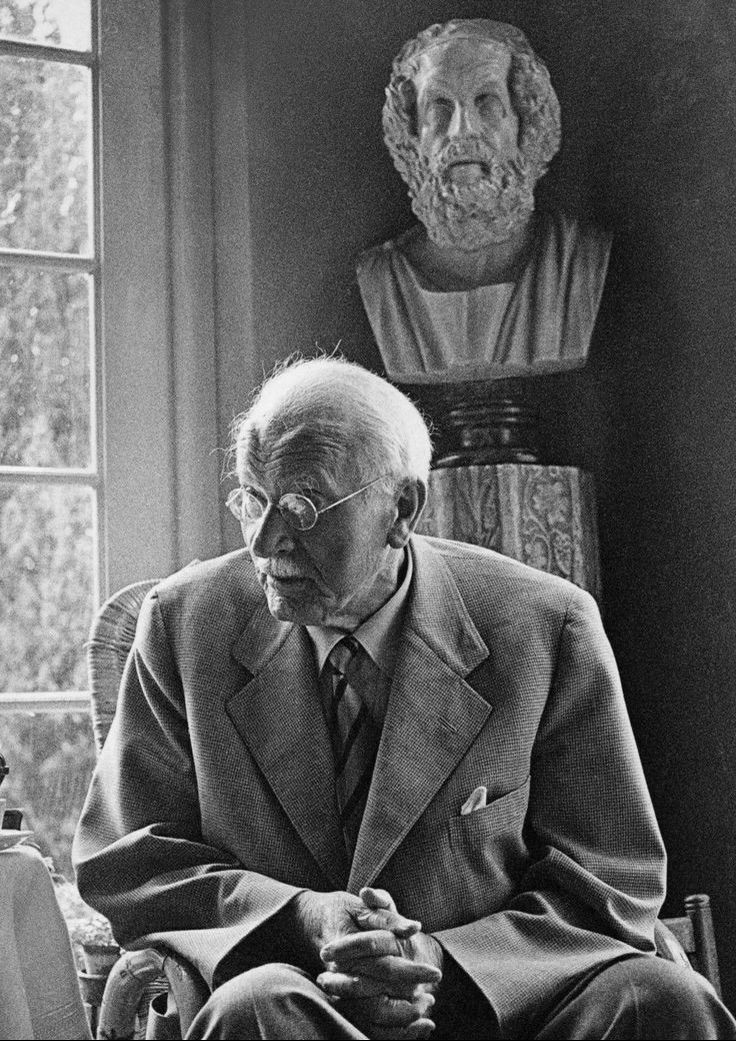Psikolojide çok çok önemli bir bilim insanı var;
Adı : Carl Gustav Jung.

Hepimizin bildiği Freud’un ekollerini geliştirenlerden biri.
Freud’la ilk buluşmalarında tam 13 saat aralıksız sohbet ediyorlar.

Sonra Jung, Freud’un her olguyu cinsellik ve saldırganlık üzerinden açıklamasına katılmadığını söylüyor. Araları bozuluyor, bizim Jung da başlıyor dünyayı dolaşmaya.

Her yere gidiyor, gittiği ülkelerde insanların rüyalarına bakıyor. Rüyaları araştırıyor anlayacağınız ve bir de ne görsün, dünyanın neresinde olursak olalım, ortak korkulara, kaygılara sahibiz. Bu rüyalarımıza dahi yansımış durumda.

Ben Jung’u çok seviyorum. Hayatının son dönemlerini bir başına geçirmiş, insanlığı anlamak adına önce kendi zihnini anlamaya çalışmış bir adam. Kendi başına kaldığında düşüncelerini incelemiş, hangi düşünce nereden geliyor, hangi duygu bu, neden bu davranışı yapıyorum, insanı insan yapan nedir ?

Nedir sahi ?
Jung’a göre 4 arketip var ve tüm bunlar benliği (psişeyi) oluşturuyor.

Bunlardan ilki : persona. Maske yani. Jung diyor ki, biz topluma ayak uydurmak için kendi dürtülerimizi bastırıyoruz, bir maske takıyoruz.  Patron maskesi, baba maskesi, çocuk maskesi, işçi maskesi… her durum ne getiriyorsa ona ayak uydurmak için taktığımız bir maske…

Kimse bizi ayıplamasın diye ☺️ 
Ve bir gölge tarafımız olduğunu söylüyor.
Sadece bizim bildiğimiz karanlık tarafımız. Arzularımız, ihtiraslarımız, kıskançlığımız, hasedimiz… Hepimizin karanlığı da kendine özgü.

Ve kendi karanlığını tanıyıp kucaklamayan kişiliğinde bütünlüğü sağlayamamış demektir, diyor, sonuna kadar katılıyorum.

Ve diyor ki; yaşam; karşıtların ilişkisinden oluşur. Doğum ve ölüm, aşk ve nefret, iyi ve kötü…

Yaşam buradan doğar. Buradan hayat bulur. İnsan dengeyi bulacak.
Karşıtları kucaklayarak.

# # # # # # 