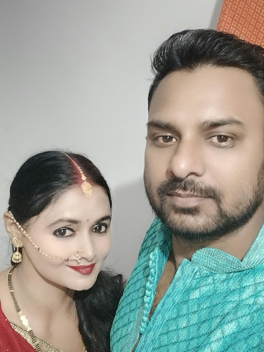 hum dono ke bij duri bartijsarahi hai mai stuk hu koi rasta naye dik rahai wo sirf mujhe galat bolte hai