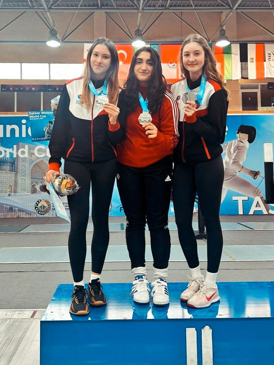 🇹🇷 Genç eskrimcilerimizden gümüş madalya! 🥈
🤺 Gençler Eskrim Dünya Kupası'nın Taşkent ayağında Ceren Cebe, Aleyna Ertürk ve Nilahsan Erten'den oluşan kadınlar epe takımımız, kürsünün ikinci basamağında yer aldı.
Tebrikler kızlar
# # # #