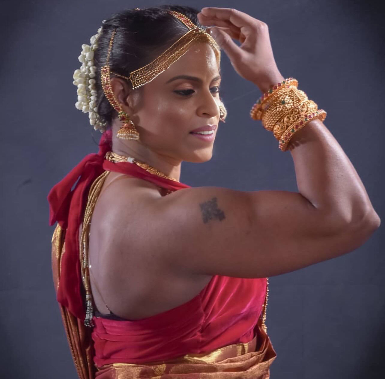 Power and Elegance Unveiled: Woman Bodybuilder in a Saree 💪🏻🌺

Stepping into the beauty of contrasts, here I am, a woman bodybuilder embracing my feminine muscularity in the timeless elegance of a saree. The intricate drape accentuates every sculpted curve, merging strength with grace. This isn’t just a garment; it’s a celebration of the dedication, resilience, and confidence that define my journey. Breaking stereotypes, I wear my muscles proudly, proving that strength and femininity coexist harmoniously. Join me in shattering norms and redefining beauty standards. 💖✨ # # # # # # # # 