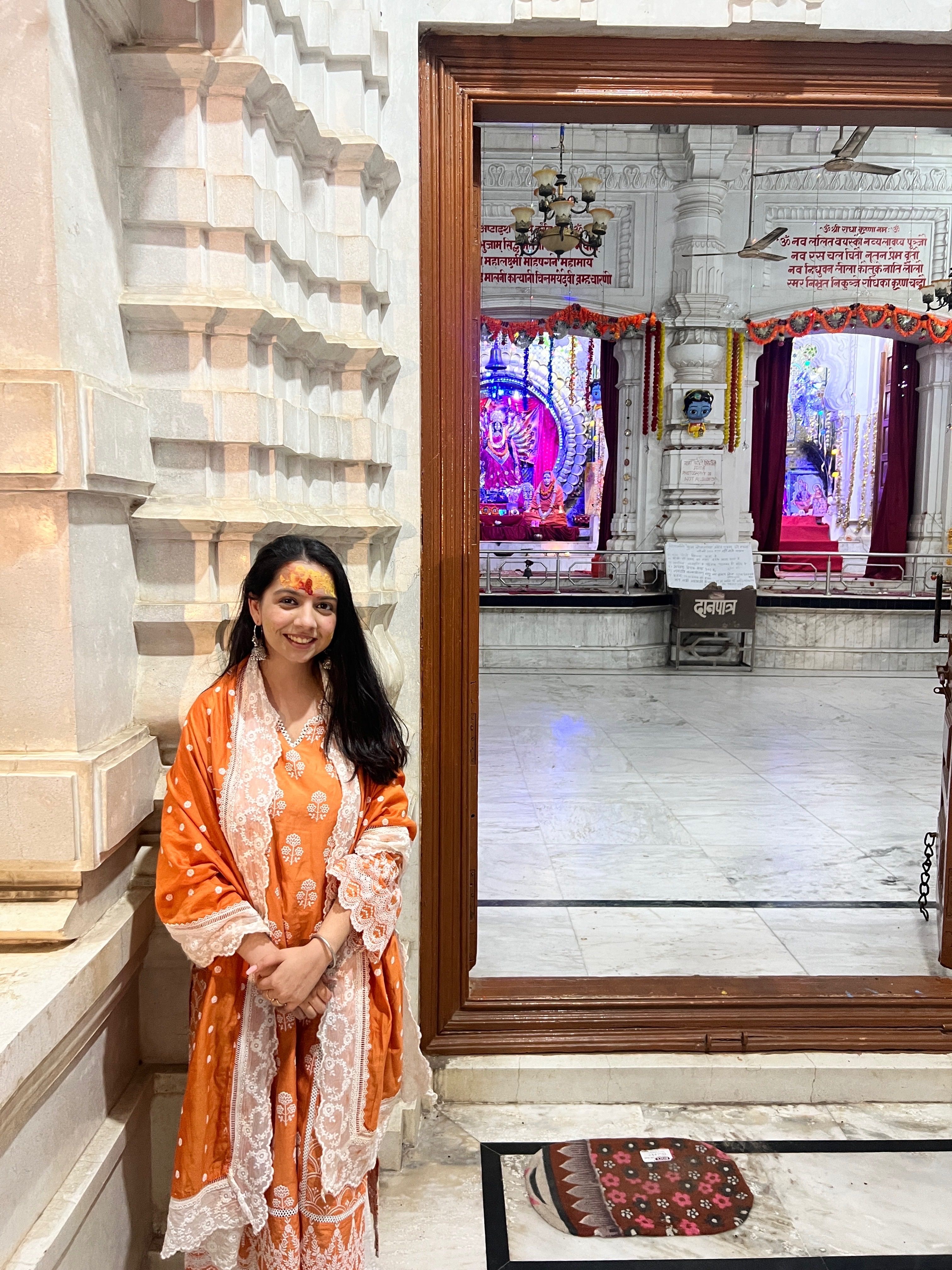 Hello from vrindavan! ❤️🦚

Radhe radhe 🤍🤍