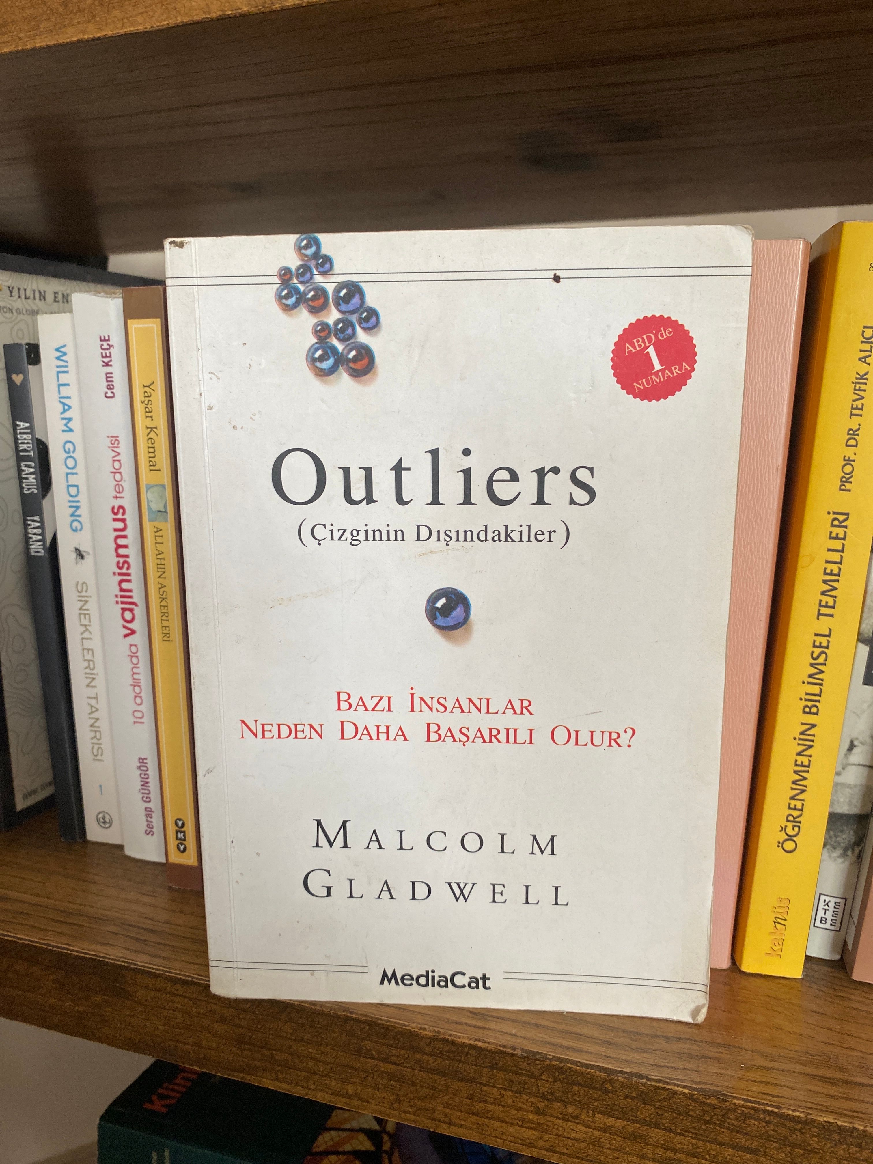 Kitap Önerisi: Outliers

Kitap Okumayı Seven Coto Kadınları,

Bugün size “Outliers” yani “Çizginin Dışındakiler” kitabından bahsetmek istiyorum. Kitap başarılı insanların başarılarının sırlarından bahsediyor. 

Sadece sayısal zekanın yeterli olmadığını, insan ilişkilerinin yani kişilerarası zeka tipinin de başarıya ulaşmada  ne kadar önemli olduğunu bu kitapta göreceksiniz.

Başarının kurallarını, ailenin önemini, doğduğumuz dönemin başarı üzerindeki etkisini ve sizi şaşırtacak birçok bilgiyi bu kitapta bulabilirsiniz. 

Keyifli okumalar.

# # # # # # #