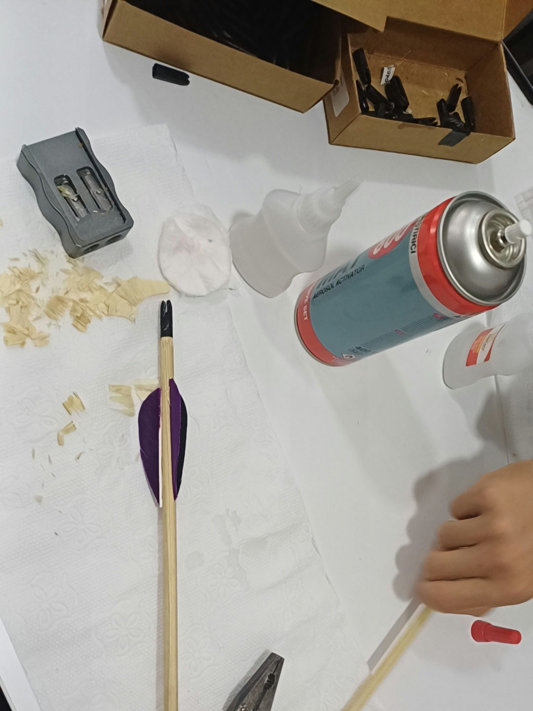 Bugün ok yapma günüydü. Gönüllülük olarak yer aldığım bir yerde ok yapmayı öğrendim. Kolay bir şey değilmiş ama hocam ilk yapmaya göre başarılı olduğumu söyledi. Yeni şeyler öğrenmek bana çok iyi geliyor 🏹🤗⭐
# #