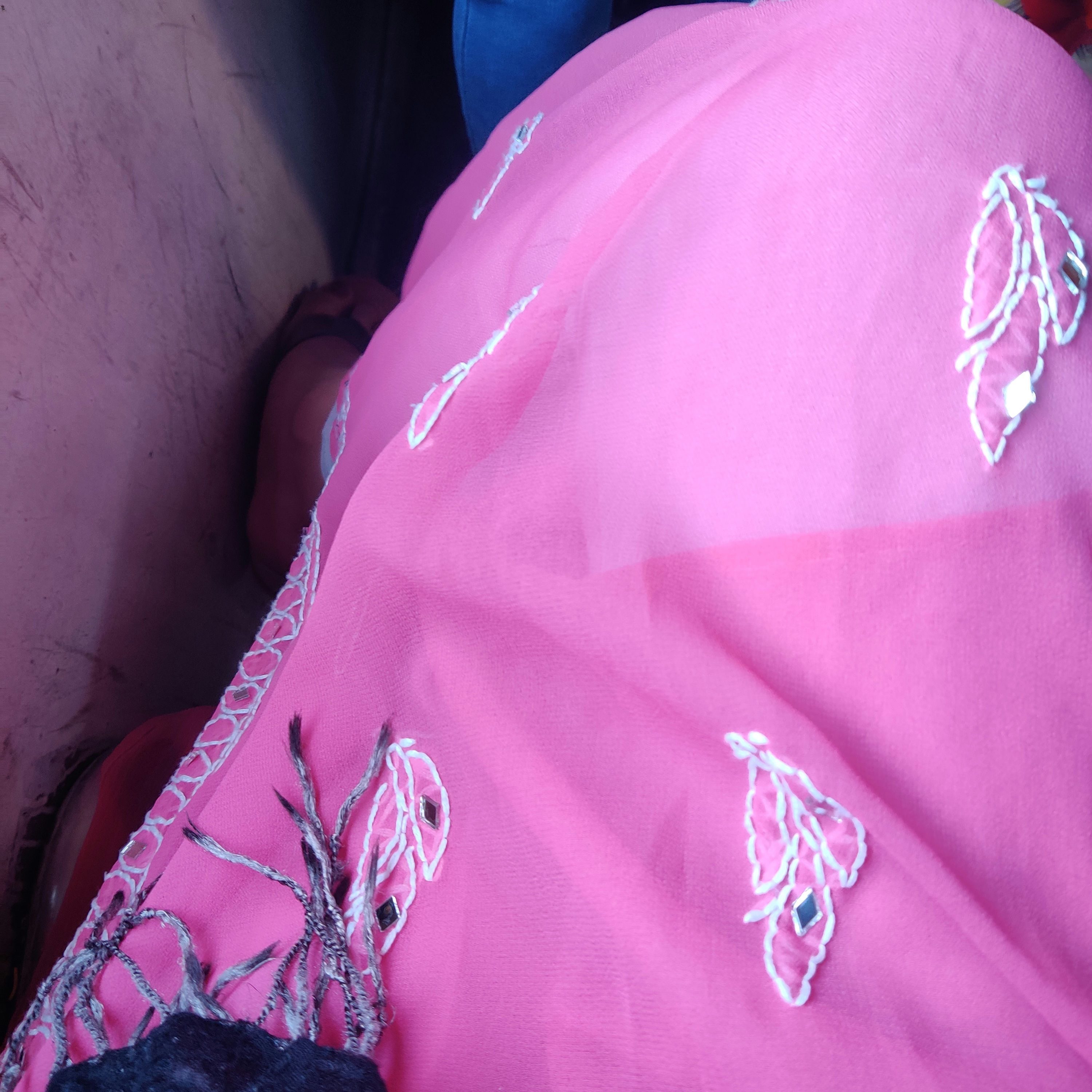 Today, this lady in train, told me that she liked my dress. These small things in ladies compartment just change the mood right. Mera toh din ban gaya. 🥰